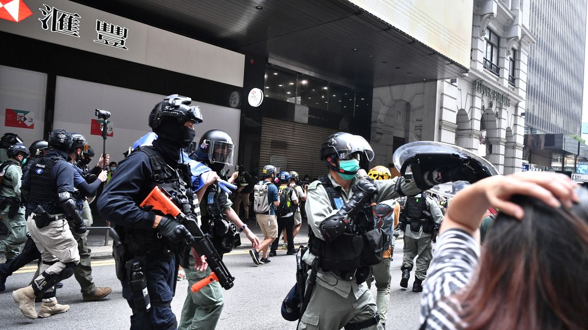 Policie opevnila parlament dvoumetrovou zdí. Hongkong opět demonstruje